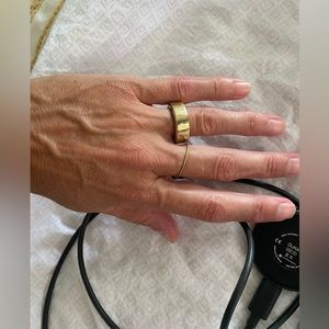 Oura Ring Heritage Gold Gen3 Size 7 with wolf mini travel jewelry box Excellent